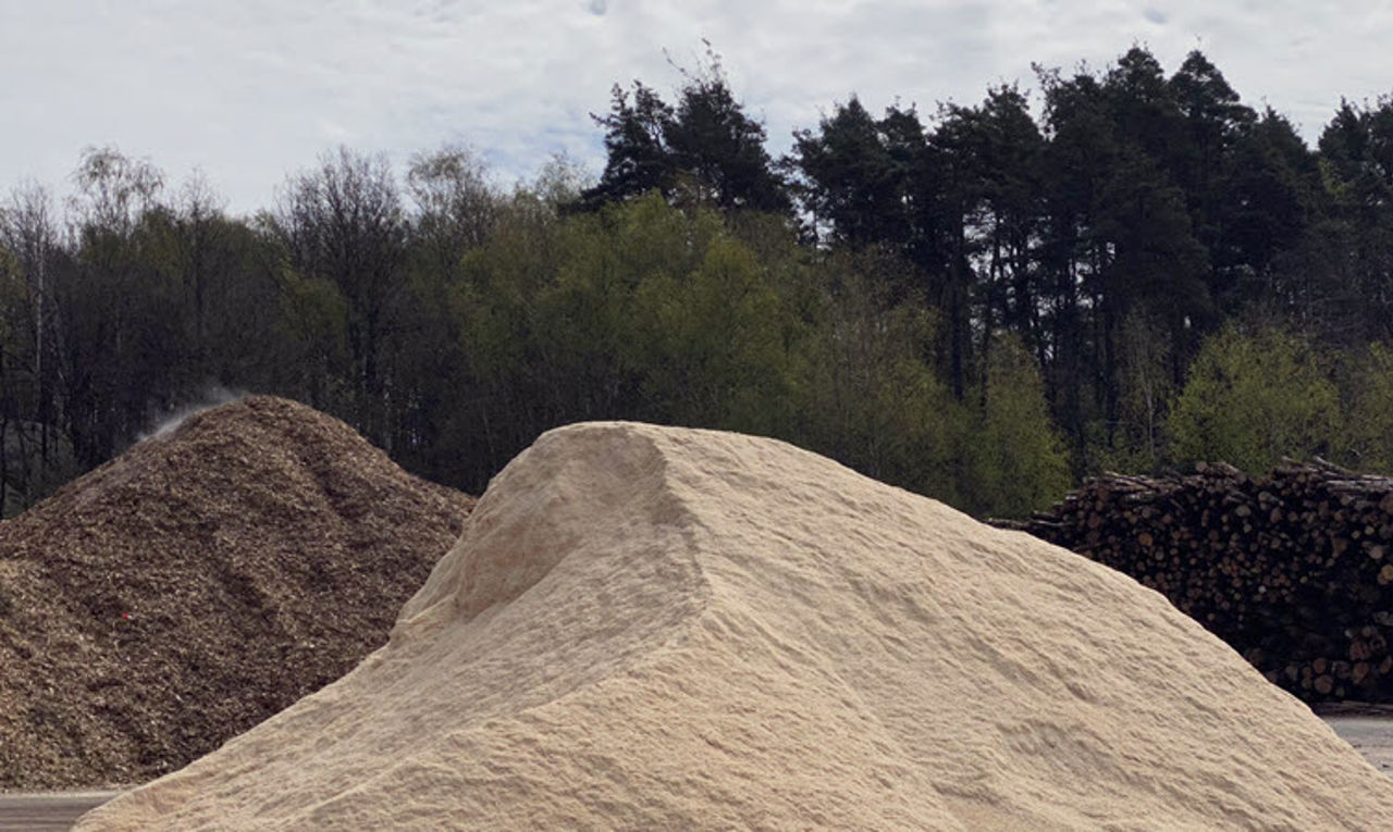 flis i 2 hauger med skog bak